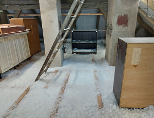 Zateplení stropu rodinného domu pomocí foukané izolace